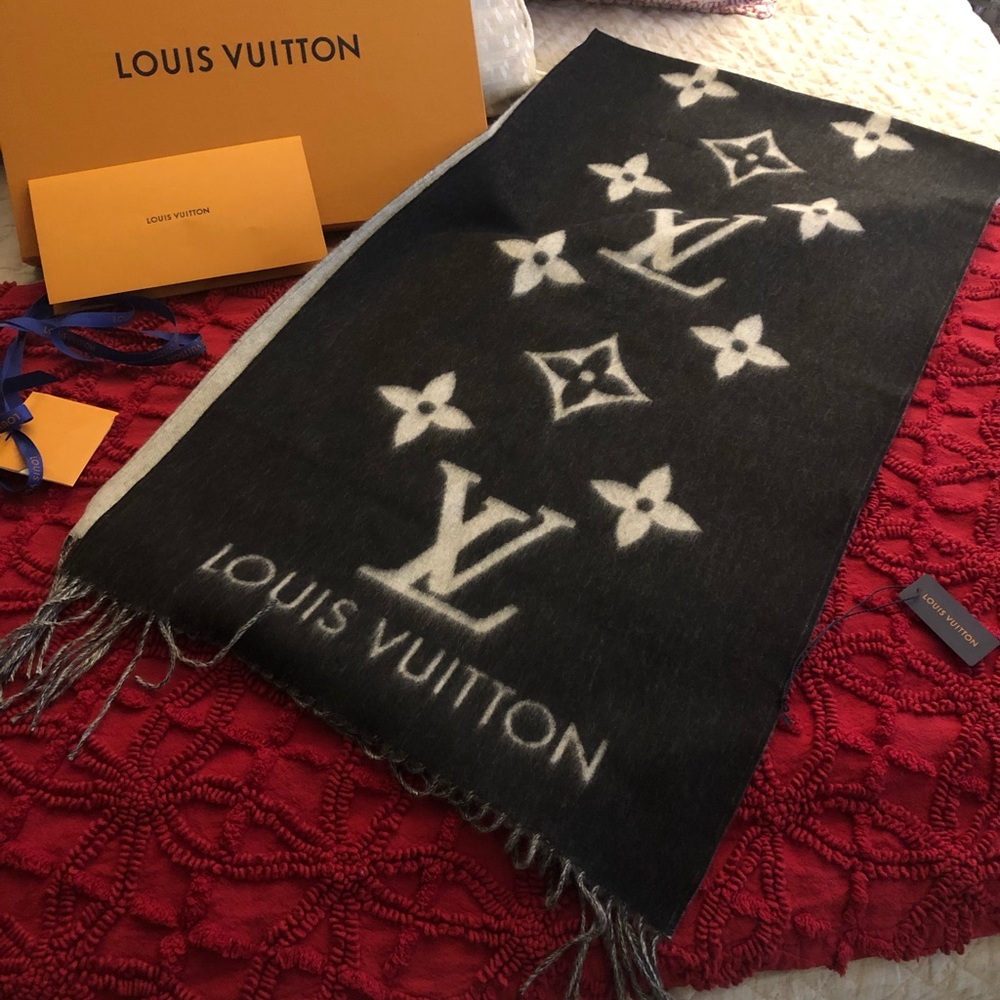 ***SOLD!!!***Louis Vuitton Reykjavik Scarf